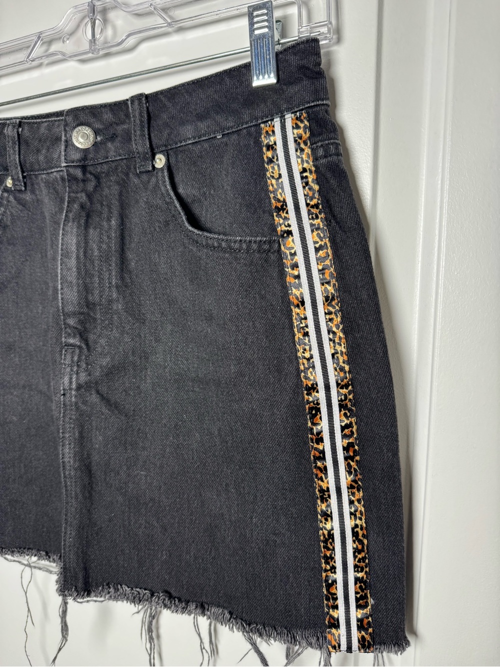 Topshop MOTO Black Denim Mini Skirt Size 6 Leopard Side Stripe Raw Hem